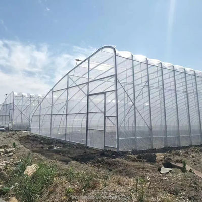 Ηλιακό θερμοκήπιο που καλύπτεται με φιλμ για βιώσιμη καλλιέργεια αγγουριού το χειμώνα